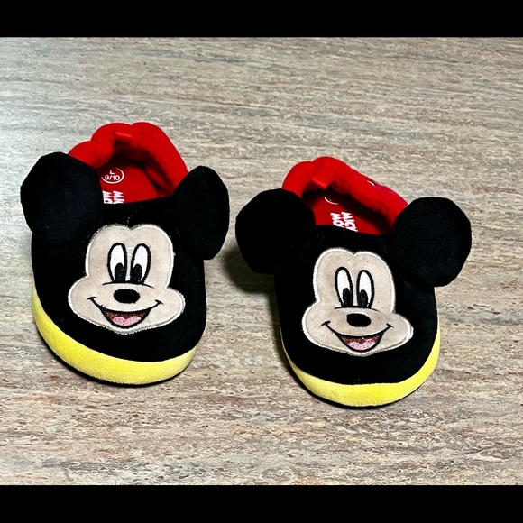 Disney’s Mickey Mouse set of hat and slippers for toddlers - Picture 7 of 11